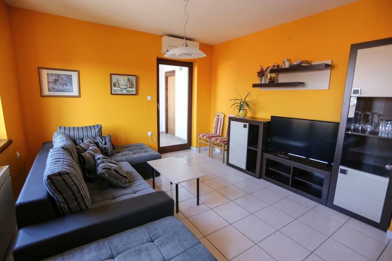 Apartment Sunny Place Pula Exterior photo